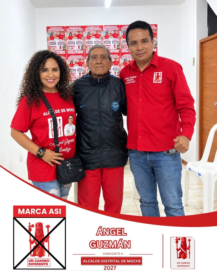 Ángel Guzmán Mendoza junto a una mujer y un hombre en un local con afiches de campaña.