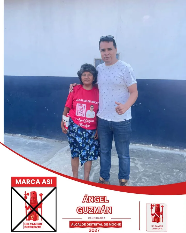 Ángel Guzmán Mendoza al lado de una mujer frente a una pared blanca y azul, en una fotografía de campaña.
