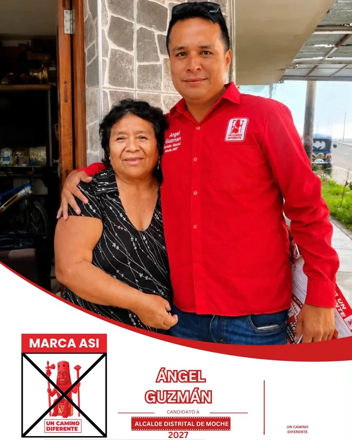Ángel Guzmán Mendoza con camisa roja, junto a una mujer en la entrada de una vivienda.